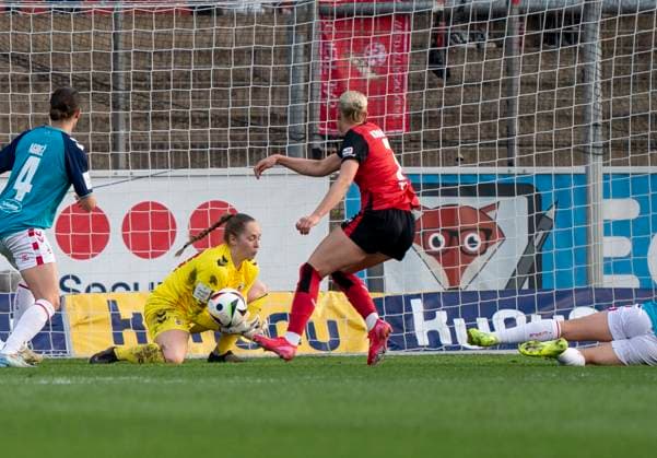 Aurora Mikalsen 1 FC Koeln, 23 holds the shot of Cornelia Kramer Bayer 04 Leverkusen, 7 14 04 2025, Bayer Leverkusen 1 FC Köln, Fussball, Google Pixel Frauen Bundesliga, GER, Leverkusen, Ulrich Haberland Stadion, Saison 24 25, 19 Spieltag DFL regulations prohibit any use of photographs as image sequences and or quasi video Copyright: HMBxMedia xMarcoxBader
