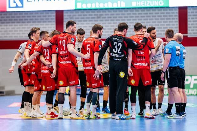 Welcome of the teams of TuS N Luebbecke red and HC Elbflorenz 2006 white GER, TuS N Luebbecke vs HC Elbflorenz 2006, Handball, 2 Bundesliga, 27 Matchday, Season 2024 2025, 14 04 2025 GER, TuS N Luebbecke vs HC Elbflorenz 2006, Handball, 2 Bundesliga, 27 Matchday, Season 2024 2025, 14 04 2025 Luebbecke Copyright: xEibner-Pressefoto JanxRollingerx EP_JSK