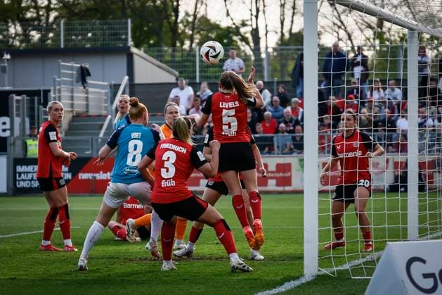 Womens Soccer Bundesliga Bayer 04 Leverkusen 1 FC Köln, 14 04 2025 Janou Levels Bayer 04 Leverkusen, 5 clears by head after a corner kick, left 1 FC Köln, Melissa Friedrich Bayer 04 Leverkusen, 3 Bayer 04 Leverkusen 1 FC Köln on matchday 19 of the Google Pixel Womens Bundesliga on 14 04 2025 at Ulrich Haberland Stadium in Leverkusen North Rhine-Westphalia DFL REGULATIONS PROHIBIT ANY USE OF PHOTOGRAPHS AS IMAGE SEQUENCES AND OR QUASI VIDEO Copyright: xBEAUTIFULxSPORTS AxelxKohringx
