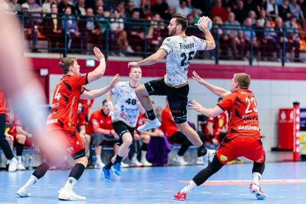 v l Alexander Schulze TuS N Luebbecke, 14 , Sebastian Gress HC Elbflorenz 2006, 25 , Falk Kolodziej TuS N Luebbecke, 23 GER, TuS N Luebbecke vs HC Elbflorenz 2006, Handball, 2 Bundesliga, 27 Matchday, Season 2024 2025, 14 04 2025 GER, TuS N Luebbecke vs HC Elbflorenz 2006, Handball, 2 Bundesliga, 27 Matchday, Season 2024 2025, 14 04 2025 Luebbecke Copyright: xEibner-Pressefoto JanxRollingerx EP_JSK