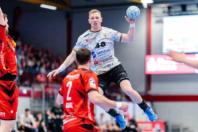 f l Jo Gerrit Genz TuS N Luebbecke, 02 , Julian Possehl HC Elbflorenz 2006, 48 GER, TuS N Luebbecke vs HC Elbflorenz 2006, Handball, 2 Bundesliga, 27 Matchday, Season 2024 2025, 14 04 2025 GER, TuS N Luebbecke vs HC Elbflorenz 2006, Handball, 2 Bundesliga, 27 Matchday, Season 2024 2025, 14 04 2025 Luebbecke Copyright: xEibner-Pressefoto JanxRollingerx EP_JSK