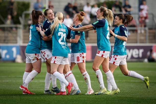 Womens Soccer Bundesliga Bayer 04 Leverkusen 1 FC Köln, 14 04 2025 The Cologne team celebrating after Taylor Ziemers goal 1 FC Köln, 18 Bayer 04 Leverkusen 1 FC Köln on matchday 19 of the Google Pixel Womens Bundesliga on 14 04 2025 at the Ulrich Haberland Stadium in Leverkusen North Rhine-Westphalia DFL REGULATIONS PROHIBIT ANY USE OF PHOTOGRAPHS AS IMAGE SEQUENCES AND OR QUASI VIDEO Copyright: xBEAUTIFULxSPORTS AxelxKohringx