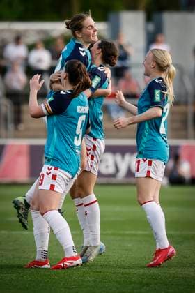 Womens Soccer Bundesliga Bayer 04 Leverkusen 1 FC Köln, 14 04 2025 The Cologne team celebrating after Taylor Ziemers goal 1 FC Köln, 18 Bayer 04 Leverkusen 1 FC Köln on matchday 19 of the Google Pixel Womens Bundesliga on 14 04 2025 at the Ulrich Haberland Stadium in Leverkusen North Rhine-Westphalia DFL REGULATIONS PROHIBIT ANY USE OF PHOTOGRAPHS AS IMAGE SEQUENCES AND OR QUASI VIDEO Copyright: xBEAUTIFULxSPORTS AxelxKohringx