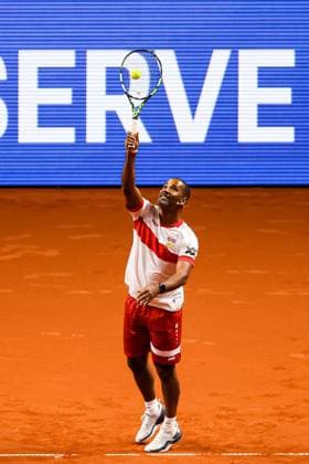 Show act Kick and Serve VFB Stuttgart meets Porsche Tennis Cacau serving GER, Porsche Tennis Grand Prix GP Stuttgart 2025, WTA500, 14 04 2025 GER, Porsche Tennis Grand Prix GP Stuttgart 2025, WTA500, 14 04 2025 Stuttgart Copyright: xEibner-Pressefoto RogerxBuerkex EP