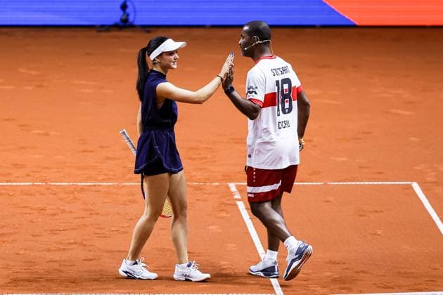 Show act Kick and Serve VFB Stuttgart meets Porsche Tennis Eva Lys and Cacau GER, Porsche Tennis Grand Prix GP Stuttgart 2025, WTA500, 14 04 2025 GER, Porsche Tennis Grand Prix GP Stuttgart 2025, WTA500, 14 04 2025 Stuttgart Copyright: xEibner-Pressefoto RogerxBuerkex EP