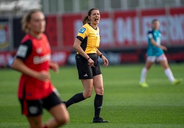 Annika Kost DFB Referee, Schwerte 14 04 2025, Bayer Leverkusen 1 FC Köln, Football, Google Pixel Frauen Bundesliga, GER, Leverkusen, Ulrich Haberland Stadion, Saison 24 25, 19 Spieltag DFL regulations prohibit any use of photographs as image sequences and or quasi video Copyright: HMBxMedia xMarcoxBader