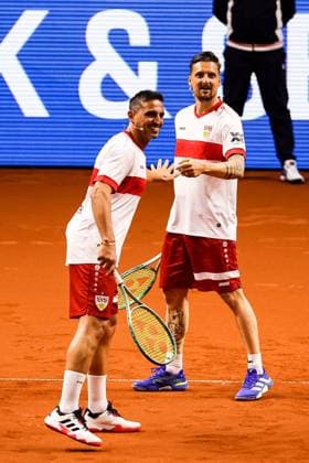 Show act Kick and Serve VFB Stuttgart meets Porsche Tennis Zdravko Kuzmanovic, Fernando Meira, have fun clapping off GER, Porsche Tennis Grand Prix GP Stuttgart 2025, WTA500, 14 04 2025 GER, Porsche Tennis Grand Prix GP Stuttgart 2025, WTA500, 14 04 2025 Stuttgart Copyright: xEibner-Pressefoto RogerxBuerkex EP