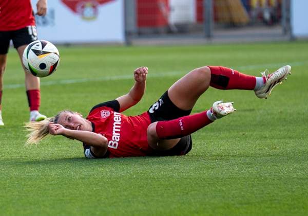Melissa Friedrich Bayer 04 Leverkusen, 3 lies on the ground and plays the ball 14 04 2025, Bayer Leverkusen 1 FC Köln, Fußball, Google Pixel Frauen Bundesliga, GER, Leverkusen, Ulrich Haberland Stadion, Saison 24 25, 19 Spieltag DFL regulations prohibit any use of photographs as image sequences and or quasi video Copyright: HMBxMedia xMarcoxBader