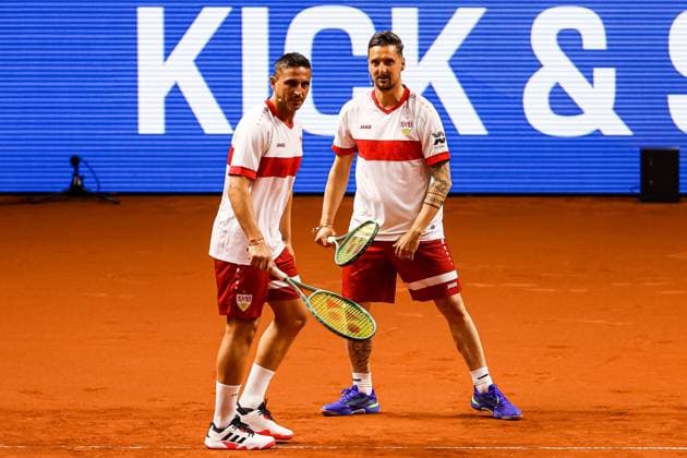 Show act Kick and Serve VFB Stuttgart meets Porsche Tennis Zdravko Kuzmanovic, Fernando Meira, have fun clapping off GER, Porsche Tennis Grand Prix GP Stuttgart 2025, WTA500, 14 04 2025 GER, Porsche Tennis Grand Prix GP Stuttgart 2025, WTA500, 14 04 2025 Stuttgart Copyright: xEibner-Pressefoto RogerxBuerkex EP