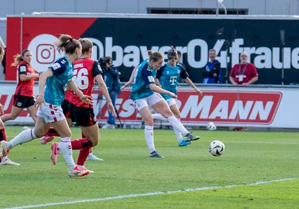 Taylor Ziemer 1 FC Koeln, 18 with a shot on goal by Friederike Repohl Bayer 04 Leverkusen, 27 14 04 2025, Bayer Leverkusen 1 FC Köln, Fussball, Google Pixel Frauen Bundesliga, GER, Leverkusen, Ulrich Haberland Stadion, Saison 24 25, 19 Spieltag DFL regulations prohibit any use of photographs as image sequences and or quasi video Copyright: HMBxMedia xMarcoxBader