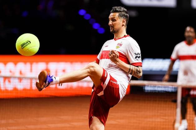 Show act Kick and Serve VFB Stuttgart meets Porsche Tennis Zdravko Kuzmanovic kicks the ball GER, Porsche Tennis Grand Prix GP Stuttgart 2025, WTA500, 14 04 2025 GER, Porsche Tennis Grand Prix GP Stuttgart 2025, WTA500, 14 04 2025 Stuttgart Copyright: xEibner-Pressefoto RogerxBuerkex EP