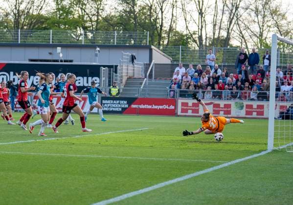 Taylor Ziemer 1 FC Koeln, 18 with a shot on goal by Friederike Repohl Bayer 04 Leverkusen, 27 The ball goes into the goal for 0 1 14 04 2025, Bayer Leverkusen 1 FC Köln, Fußball, Google Pixel Frauen Bundesliga, GER, Leverkusen, Ulrich Haberland Stadion, Saison 24 25, 19 Spieltag DFL regulations prohibit any use of photographs as image sequences and or quasi video Copyright: HMBxMedia xMarcoxBader