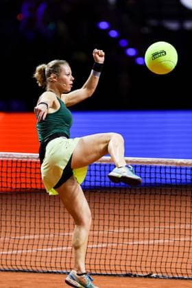 Show act Kick and Serve VFB Stuttgart meets Porsche Tennis Laura Siegemund kicks the ball GER, Porsche Tennis Grand Prix GP Stuttgart 2025, WTA500, 14 04 2025 GER, Porsche Tennis Grand Prix GP Stuttgart 2025, WTA500, 14 04 2025 Stuttgart Copyright: xEibner-Pressefoto RogerxBuerkex EP