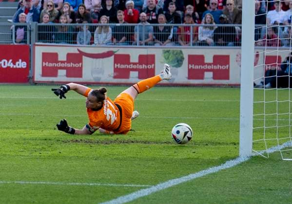 Friederike Repohl Bayer 04 Leverkusen, 27 can no longer hold the ball The ball goes 0 1 into the goal 14 04 2025, Bayer Leverkusen 1 FC Köln, Fußball, Google Pixel Frauen Bundesliga, GER, Leverkusen, Ulrich Haberland Stadion, Saison 24 25, 19 Spieltag DFL regulations prohibit any use of photographs as image sequences and or quasi video Copyright: HMBxMedia xMarcoxBader