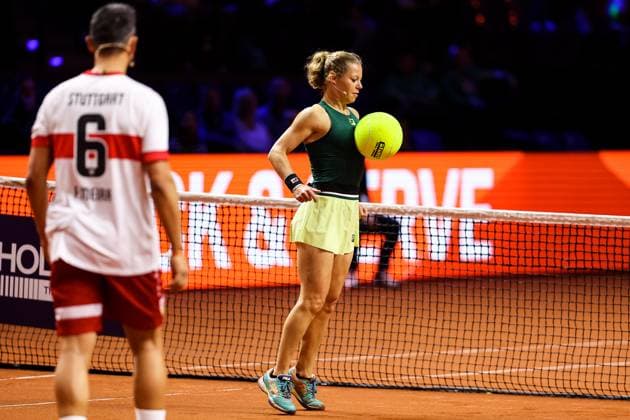 Show act Kick and Serve VFB Stuttgart meets Porsche Tennis Laura Siegemund takes the ball in the foreground Fernando Meira GER, Porsche Tennis Grand Prix GP Stuttgart 2025, WTA500, 14 04 2025 GER, Porsche Tennis Grand Prix GP Stuttgart 2025, WTA500, 14 04 2025 Stuttgart Copyright: xEibner-Pressefoto RogerxBuerkex EP