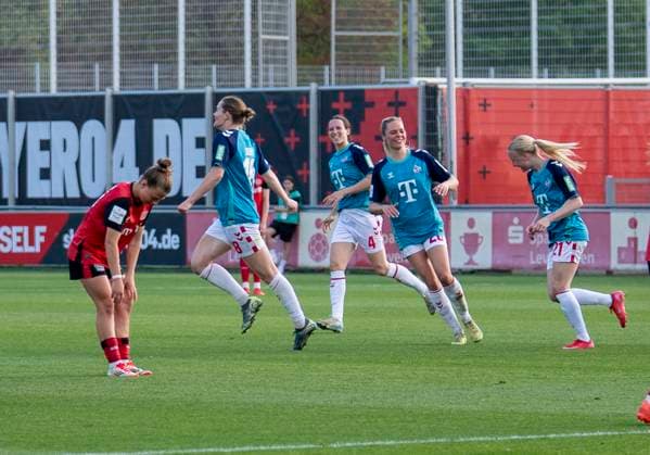Taylor Ziemer 1 FC Koeln, 18 turns to cheer Her teammates follow her Front Kristin Koegel Bayer 04 Leverkusen, 11 disappointed 14 04 2025, Bayer Leverkusen 1 FC Köln, Fußball, Google Pixel Frauen Bundesliga, GER, Leverkusen, Ulrich Haberland Stadion, Saison 24 25, 19 Spieltag DFL regulations prohibit any use of photographs as image sequences and or quasi video Copyright: HMBxMedia xMarcoxBader