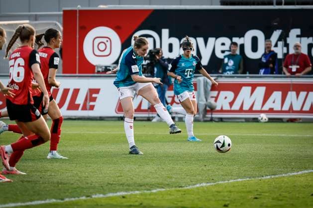 Womens Soccer Bundesliga Bayer 04 Leverkusen 1 FC Köln, 14 04 2025 Taylor Ziemer 1 FC Köln, 18 pulls away after strong individual performance to 0 1 Bayer 04 Leverkusen 1 FC Köln on matchday 19 of the Google Pixel Womens Bundesliga on 14 04 2025 at the Ulrich Haberland Stadium in Leverkusen North Rhine-Westphalia DFL REGULATIONS PROHIBIT ANY USE OF PHOTOGRAPHS AS IMAGE SEQUENCES AND OR QUASI VIDEO Copyright: xBEAUTIFULxSPORTS AxelxKohringx