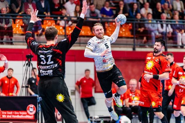 v l Leon Grabenstein TuS N Luebbecke, 32 , Lukas Wucherpfennig HC Elbflorenz 2006, 05 GER, TuS N Luebbecke vs HC Elbflorenz 2006, Handball, 2 Bundesliga, Matchday 27, Season 2024 2025, 14 04 2025 GER, TuS N Luebbecke vs HC Elbflorenz 2006, Handball, 2 Bundesliga, Matchday 27, Season 2024 2025, 14 04 2025 Luebbecke Copyright: xEibner-Pressefoto JanxRollingerx EP_JSK