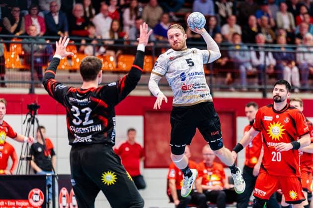 v l Leon Grabenstein TuS N Luebbecke, 32 , Lukas Wucherpfennig HC Elbflorenz 2006, 05 GER, TuS N Luebbecke vs HC Elbflorenz 2006, Handball, 2 Bundesliga, Matchday 27, Season 2024 2025, 14 04 2025 GER, TuS N Luebbecke vs HC Elbflorenz 2006, Handball, 2 Bundesliga, Matchday 27, Season 2024 2025, 14 04 2025 Luebbecke Copyright: xEibner-Pressefoto JanxRollingerx EP_JSK