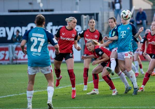 Header by Cornelia Kramer Bayer 04 Leverkusen, 7 on goal 14 04 2025, Bayer Leverkusen 1 FC Köln, Fußball, Google Pixel Frauen Bundesliga, GER, Leverkusen, Ulrich Haberland Stadion, Saison 24 25, 19 Spieltag DFL regulations prohibit any use of photographs as image sequences and or quasi video Copyright: HMBxMedia xMarcoxBader
