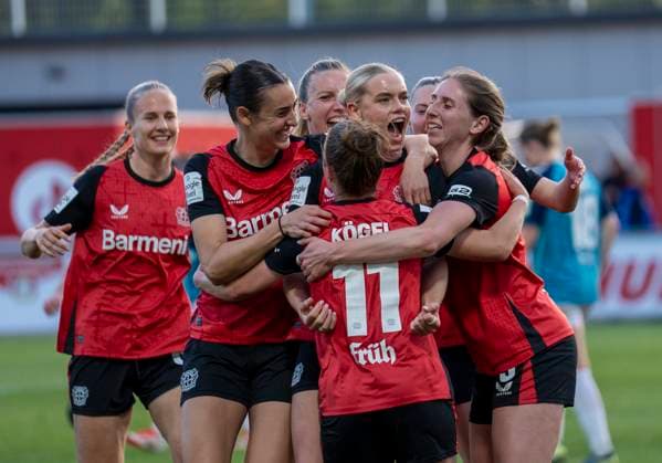 Cornelia Kramer Bayer 04 Leverkusen, 7 celebrates her goal Her teammates celebrate with her 14 04 2025, Bayer Leverkusen 1 FC Köln, Fußball, Google Pixel Frauen Bundesliga, GER, Leverkusen, Ulrich Haberland Stadion, Saison 24 25, 19 Spieltag DFL regulations prohibit any use of photographs as image sequences and or quasi video Copyright: HMBxMedia xMarcoxBader