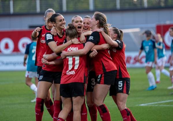 Cornelia Kramer Bayer 04 Leverkusen, 7 celebrates her goal Her teammates celebrate with her 14 04 2025, Bayer Leverkusen 1 FC Köln, Fußball, Google Pixel Frauen Bundesliga, GER, Leverkusen, Ulrich Haberland Stadion, Saison 24 25, 19 Spieltag DFL regulations prohibit any use of photographs as image sequences and or quasi video Copyright: HMBxMedia xMarcoxBader
