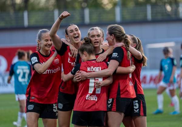Cornelia Kramer Bayer 04 Leverkusen, 7 celebrates her goal Her teammates celebrate with her 14 04 2025, Bayer Leverkusen 1 FC Köln, Fußball, Google Pixel Frauen Bundesliga, GER, Leverkusen, Ulrich Haberland Stadion, Saison 24 25, 19 Spieltag DFL regulations prohibit any use of photographs as image sequences and or quasi video Copyright: HMBxMedia xMarcoxBader