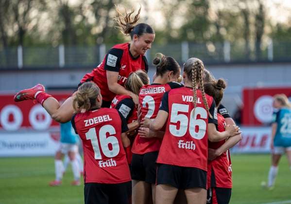 Cornelia Kramer Bayer 04 Leverkusen, 7 celebrates her goal Her teammates celebrate with her 14 04 2025, Bayer Leverkusen 1 FC Köln, Fußball, Google Pixel Frauen Bundesliga, GER, Leverkusen, Ulrich Haberland Stadion, Saison 24 25, 19 Spieltag DFL regulations prohibit any use of photographs as image sequences and or quasi video Copyright: HMBxMedia xMarcoxBader