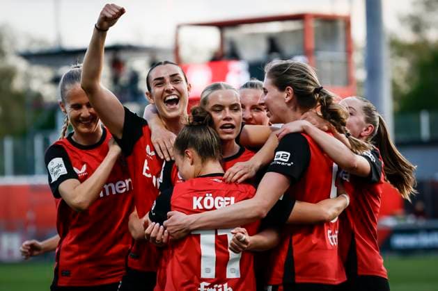 Womens Soccer Bundesliga Bayer 04 Leverkusen 1 FC Köln, 14 04 2025 Goal celebration after the equalizer by Cornelia Kramer Bayer 04 Leverkusen, 7 , center Bayer 04 Leverkusen 1 FC Köln on matchday 19 of the Google Pixel Womens Bundesliga on 14 04 2025 at Ulrich Haberland Stadium in Leverkusen North Rhine-Westphalia DFL REGULATIONS PROHIBIT ANY USE OF PHOTOGRAPHS AS IMAGE SEQUENCES AND OR QUASI VIDEO Copyright: xBEAUTIFULxSPORTS AxelxKohringx