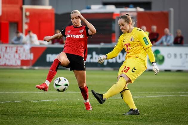 Womens Soccer Bundesliga Bayer 04 Leverkusen 1 FC Köln, 14 04 2025 Cornelia Kramer Bayer 04 Leverkusen, 7 interferes with keeper Aurora Mikalsen 1 FC Köln, 23 at the tee Bayer 04 Leverkusen 1 FC Köln on matchday 19 of the Google Pixel Womens Bundesliga on 14 04 2025 at Ulrich Haberland Stadium in Leverkusen North Rhine-Westphalia DFL REGULATIONS PROHIBIT ANY USE OF PHOTOGRAPHS AS IMAGE SEQUENCES AND OR QUASI VIDEO Copyright: xBEAUTIFULxSPORTS AxelxKohringx