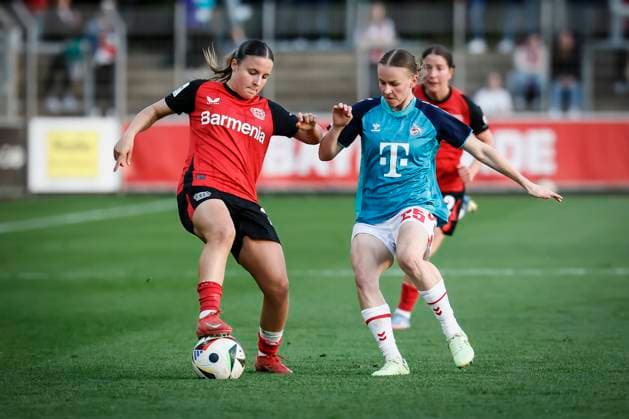 Womens soccer Bundesliga Bayer 04 Leverkusen 1 FC Köln, 14 04 2025 Estrella Merino Gonzales Bayer 04 Leverkusen, 20 and Laura Donhauser 1 FC Köln, 25 in a duel Bayer 04 Leverkusen 1 FC Köln on matchday 19 of the Google Pixel Womens Bundesliga on 14 04 2025 at Ulrich Haberland Stadion in Leverkusen Nordrhein Westfalen DFL REGULATIONS PROHIBIT ANY USE OF PHOTOGRAPHS AS IMAGE SEQUENCES AND OR QUASI VIDEO Copyright: xBEAUTIFULxSPORTS AxelxKohringx
