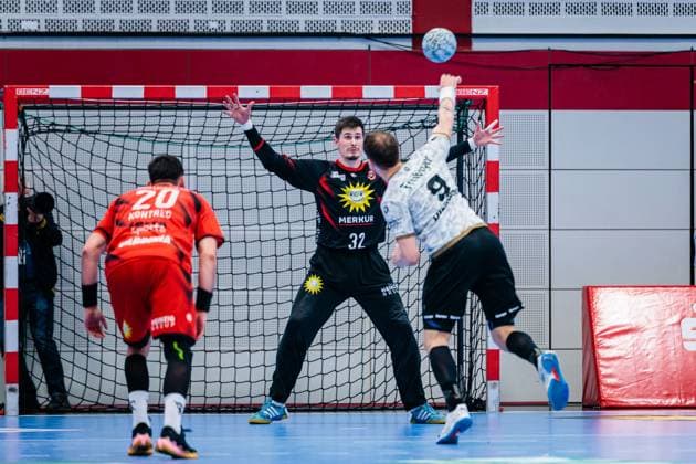 f l Tin Kontrec TuS N Luebbecke, 20 , Leon Grabenstein TuS N Luebbecke, 32 , Julius Dierberg HC Elbflorenz 2006, 09 at the 7 meter throw GER, TuS N Luebbecke vs HC Elbflorenz 2006, Handball, 2 Bundesliga, Matchday 27, Season 2024 2025, 14 04 2025 GER, TuS N Luebbecke vs HC Elbflorenz 2006, Handball, 2 Bundesliga, Matchday 27, Season 2024 2025, 14 04 2025 Luebbecke Copyright: xEibner-Pressefoto JanxRollingerx EP_JSK