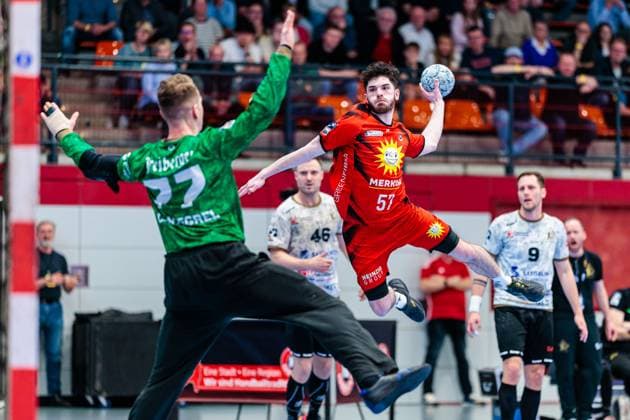 v l Robin Cantegrel HC Elbflorenz 2006, 77 , Tim Kloor TuS N Luebbecke, 57 GER, TuS N Luebbecke vs HC Elbflorenz 2006, Handball, 2 Bundesliga, Matchday 27, Season 2024 2025, 14 04 2025 GER, TuS N Luebbecke vs HC Elbflorenz 2006, Handball, 2 Bundesliga, Matchday 27, Season 2024 2025, 14 04 2025 Luebbecke Copyright: xEibner-Pressefoto JanxRollingerx EP_JSK