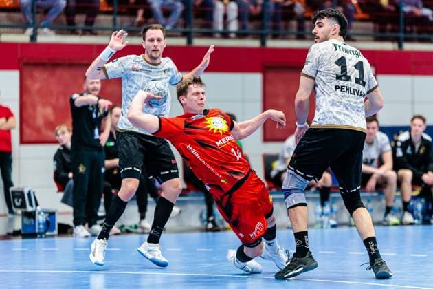 v l Julius Dierberg HC Elbflorenz 2006, 09 , Alexander Schulze TuS N Luebbecke, 14 , Doruk Pehlivan HC Elbflorenz 2006, 11 GER, TuS N Luebbecke vs HC Elbflorenz 2006, Handball, 2 Bundesliga, 27 Matchday, Season 2024 2025, 14 04 2025 GER, TuS N Luebbecke vs HC Elbflorenz 2006, Handball, 2 Bundesliga, 27 Matchday, Season 2024 2025, 14 04 2025 Luebbecke Copyright: xEibner-Pressefoto JanxRollingerx EP_JSK
