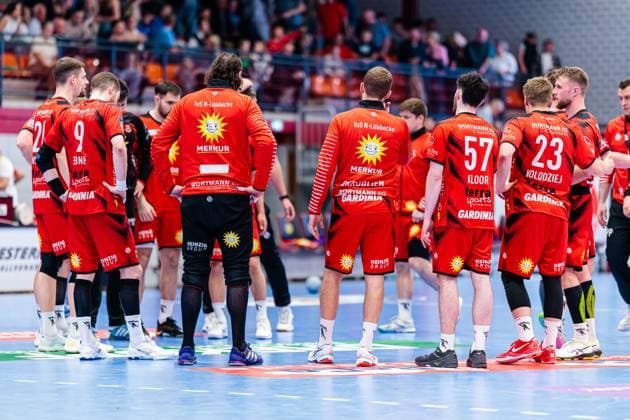 The team of TuS N Luebbecke is disappointed sad after 24 28 defeat GER, TuS N Luebbecke vs HC Elbflorenz 2006, Handball, 2 Bundesliga, Matchday 27, Season 2024 2025, 14 04 2025 GER, TuS N Luebbecke vs HC Elbflorenz 2006, Handball, 2 Bundesliga, Matchday 27, Season 2024 2025, 14 04 2025 Luebbecke Copyright: xEibner-Pressefoto JanxRollingerx EP_JSK