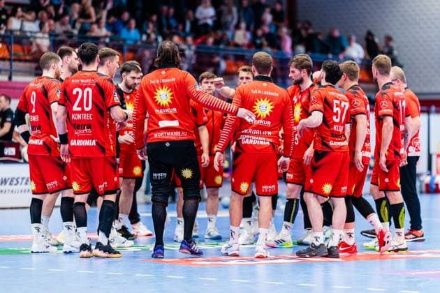 The team of TuS N Luebbecke is disappointed sad after 24 28 defeat GER, TuS N Luebbecke vs HC Elbflorenz 2006, Handball, 2 Bundesliga, Matchday 27, Season 2024 2025, 14 04 2025 GER, TuS N Luebbecke vs HC Elbflorenz 2006, Handball, 2 Bundesliga, Matchday 27, Season 2024 2025, 14 04 2025 Luebbecke Copyright: xEibner-Pressefoto JanxRollingerx EP_JSK