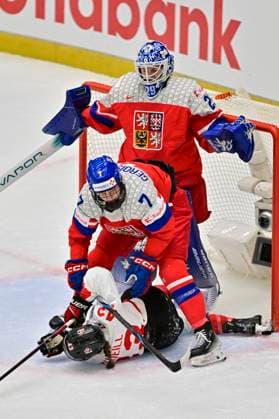 L-R Kristin O Neill (CAN), Klara Seroiszkova (CZE) and goalkeeper Klara Peslarova (CZE) in action during the IIHF Women s World Championship, WM, Weltmeisterschaft Group A, match Czechia vs Canada, in Ceske Budejovice, Czech Republic, on April 14, 2025. (CTKxPhoto VaclavxPancer) CTKPhotoP2025041407171  CTKPhotoP2025041407171