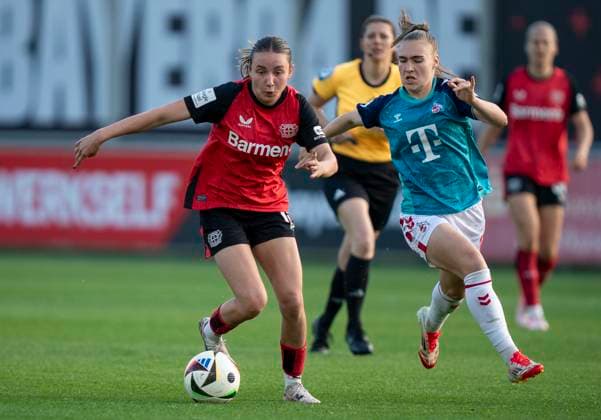duel between Loreen Bender Bayer 04 Leverkusen, 19 and Alena Bienz 1 FC Koeln, 11 14 04 2025, Bayer Leverkusen 1 FC Köln, Fußball, Google Pixel Frauen Bundesliga, GER, Leverkusen, Ulrich Haberland Stadion, Saison 24 25, 19 Spieltag DFL regulations prohibit any use of photographs as image sequences and or quasi video Copyright: HMBxMedia xMarcoxBader