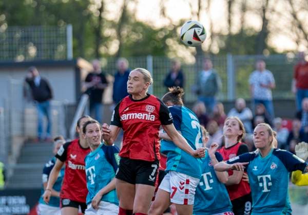 Cornelia Kramer Bayer 04 Leverkusen, 7 beim Kopfball 14 04 2025, Bayer Leverkusen 1 FC Köln, Fußball, Google Pixel Frauen Bundesliga, GER, Leverkusen, Ulrich Haberland Stadion, Saison 24 25, 19 Spieltag DFL regulations prohibit any use of photographs as image sequences and or quasi video Copyright: HMBxMedia xMarcoxBader