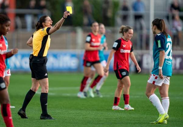 Annika Kost DFB referee, Schwerte shows Martyna Wiankowska 1 FC Koeln, 26 the yellow card 14 04 2025, Bayer Leverkusen 1 FC Köln, Fußball, Google Pixel Frauen Bundesliga, GER, Leverkusen, Ulrich Haberland Stadion, Saison 24 25, 19 Spieltag DFL regulations prohibit any use of photographs as image sequences and or quasi video Copyright: HMBxMedia xMarcoxBader