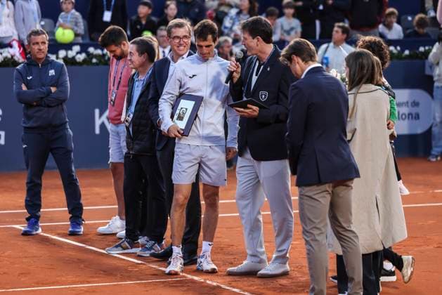 April 14, 2025, Barcelona, Barcelona, Spain: Albert Ramos-Vinolas of Spain honored at the end for his last tennis match at the Barcelona Open Banc Sabadell - Conde Godo 2025 Day 1 at the Real Club De Tenis Barcelona on April 14, 2025 in Barcelona, Spain. Barcelona Spain - ZUMAa181 20250414_zaa_a181_096 Copyright: xJavierxBorregox