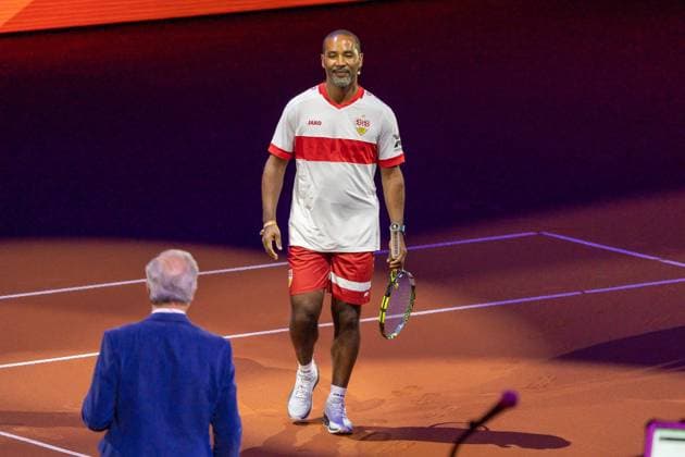 Cacau enters the court, Kick Serve VfB Stuttgart meets Porsche Tennis, Porsche Tennis Grand Prix, Porsche Arena, 14 04 2025, Kick Serve VfB Stuttgart meets Porsche Tennis, Porsche Tennis Grand Prix, Porsche Arena, 14 04 2025, Stuttgart Copyright: xEibner-Pressefoto EdwardxCheungx EP_ECG