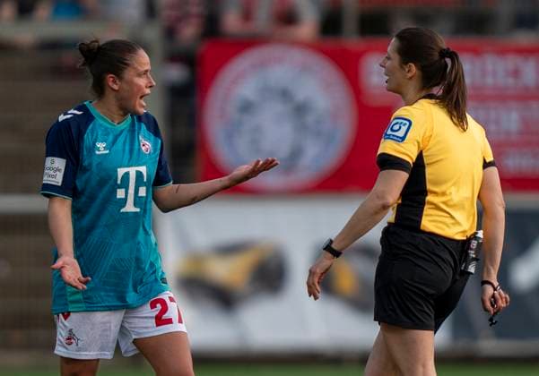 Laura Feiersinger 1 FC Koeln, 26 discussed me Annika Kost DFB referee, Schwerte 14 04 2025, Bayer Leverkusen 1 FC Köln, Fußball, Google Pixel Frauen Bundesliga, GER, Leverkusen, Ulrich Haberland Stadion, Saison 24 25, 19 Spieltag DFL regulations prohibit any use of photographs as image sequences and or quasi video Copyright: HMBxMedia xMarcoxBader