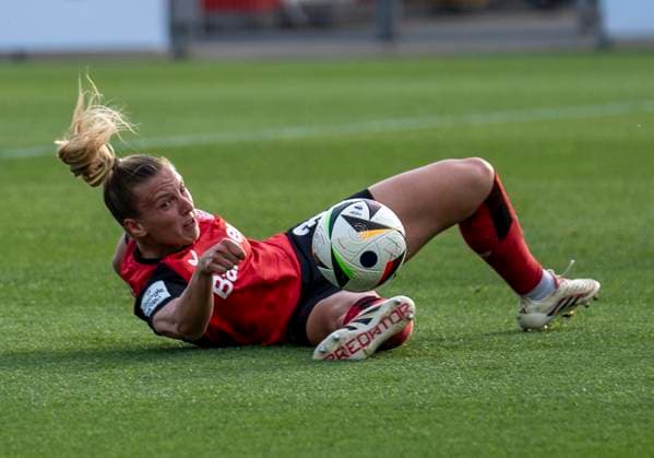 Melissa Friedrich Bayer 04 Leverkusen, 3 lies on the ground and plays the ball 14 04 2025, Bayer Leverkusen 1 FC Köln, Fußball, Google Pixel Frauen Bundesliga, GER, Leverkusen, Ulrich Haberland Stadion, Saison 24 25, 19 Spieltag DFL regulations prohibit any use of photographs as image sequences and or quasi video Copyright: HMBxMedia xMarcoxBader