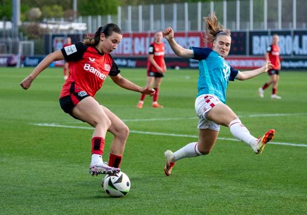 duel between Loreen Bender Bayer 04 Leverkusen, 19 and Alena Bienz 1 FC Koeln, 11 14 04 2025, Bayer Leverkusen 1 FC Köln, Fußball, Google Pixel Frauen Bundesliga, GER, Leverkusen, Ulrich Haberland Stadion, Saison 24 25, 19 Spieltag DFL regulations prohibit any use of photographs as image sequences and or quasi video Copyright: HMBxMedia xMarcoxBader