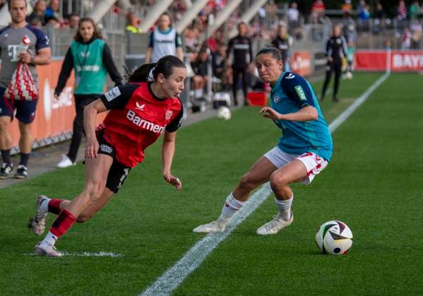 duel between Loreen Bender Bayer 04 Leverkusen, 19 and Laura Feiersinger 1 FC Koeln, 26 14 04 2025, Bayer Leverkusen 1 FC Köln, Fußball, Google Pixel Frauen Bundesliga, GER, Leverkusen, Ulrich Haberland Stadion, Saison 24 25, 19 Spieltag DFL regulations prohibit any use of photographs as image sequences and or quasi video Copyright: HMBxMedia xMarcoxBader