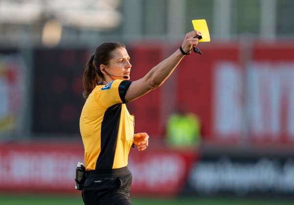 Annika Kost DFB referee, Schwerte shows the yellow card 14 04 2025, Bayer Leverkusen 1 FC Köln, Football, Google Pixel Frauen Bundesliga, GER, Leverkusen, Ulrich Haberland Stadion, Saison 24 25, 19 Spieltag DFL regulations prohibit any use of photographs as image sequences and or quasi video Copyright: HMBxMedia xMarcoxBader
