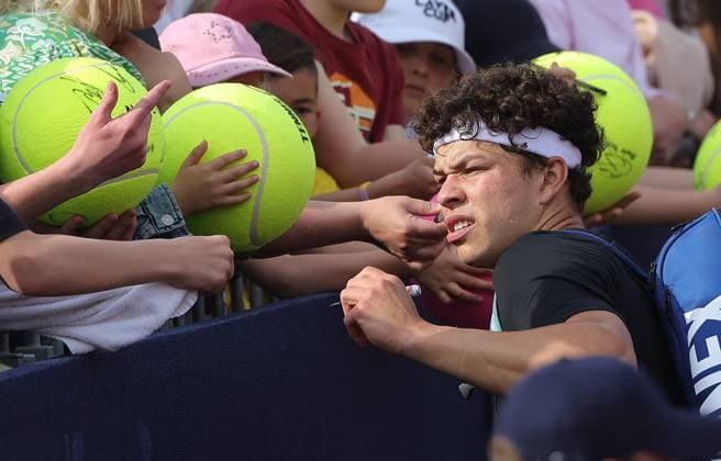 14 04 2025, BMW Open MTTC Iphitos ATP Tour 500, Munich, Tennis, Sport, in the picture Ben Shelton USA signing autographs for children