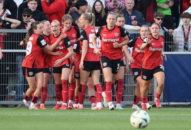 Cornelia Kramer Leverkusen, 3 v L cheers after the goal to 1 1, Leverkusen, Germany 14 04 2025, Frauen Bundesliga, 19 Spieltag, Bayer 04 Leverkusen 1 FC Köln