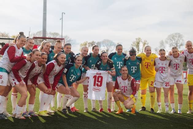 14 04 25, Women, Soccer, 1 BL, Season 2024 2025, Bayer 04 Leverkusen 1 FC Köln, Matchday 19 Team of 1 FC Köln holds a jersey of the injured Dora Zeller 19 of 1 FC Koeln before the match Leverkusen Ulrich Haberland Stadion NRW Germany